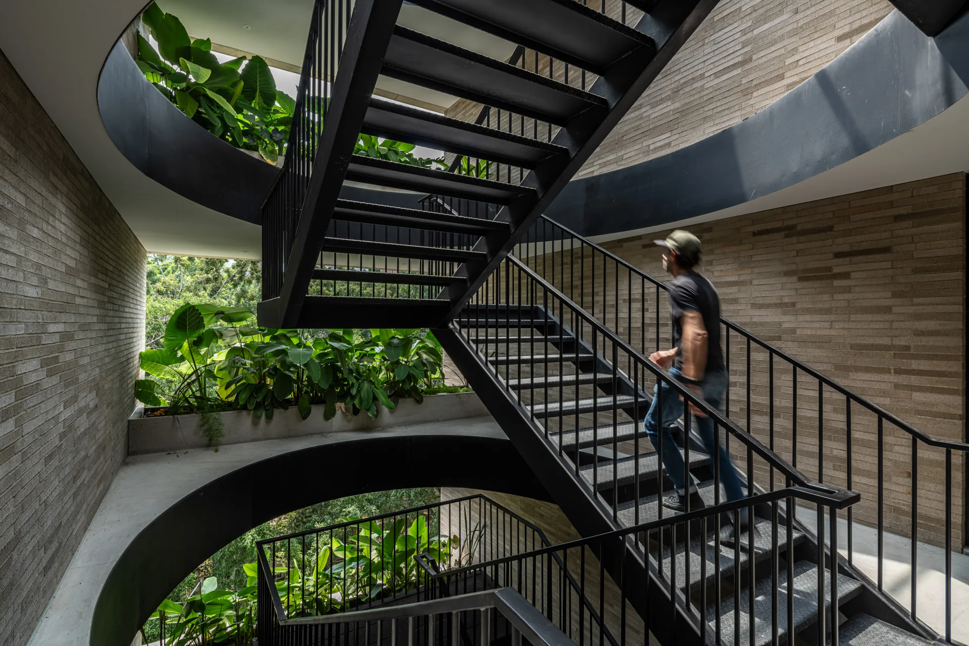 Balcón terraza del apartamento con jardineras integradas y vistas a Medellín.